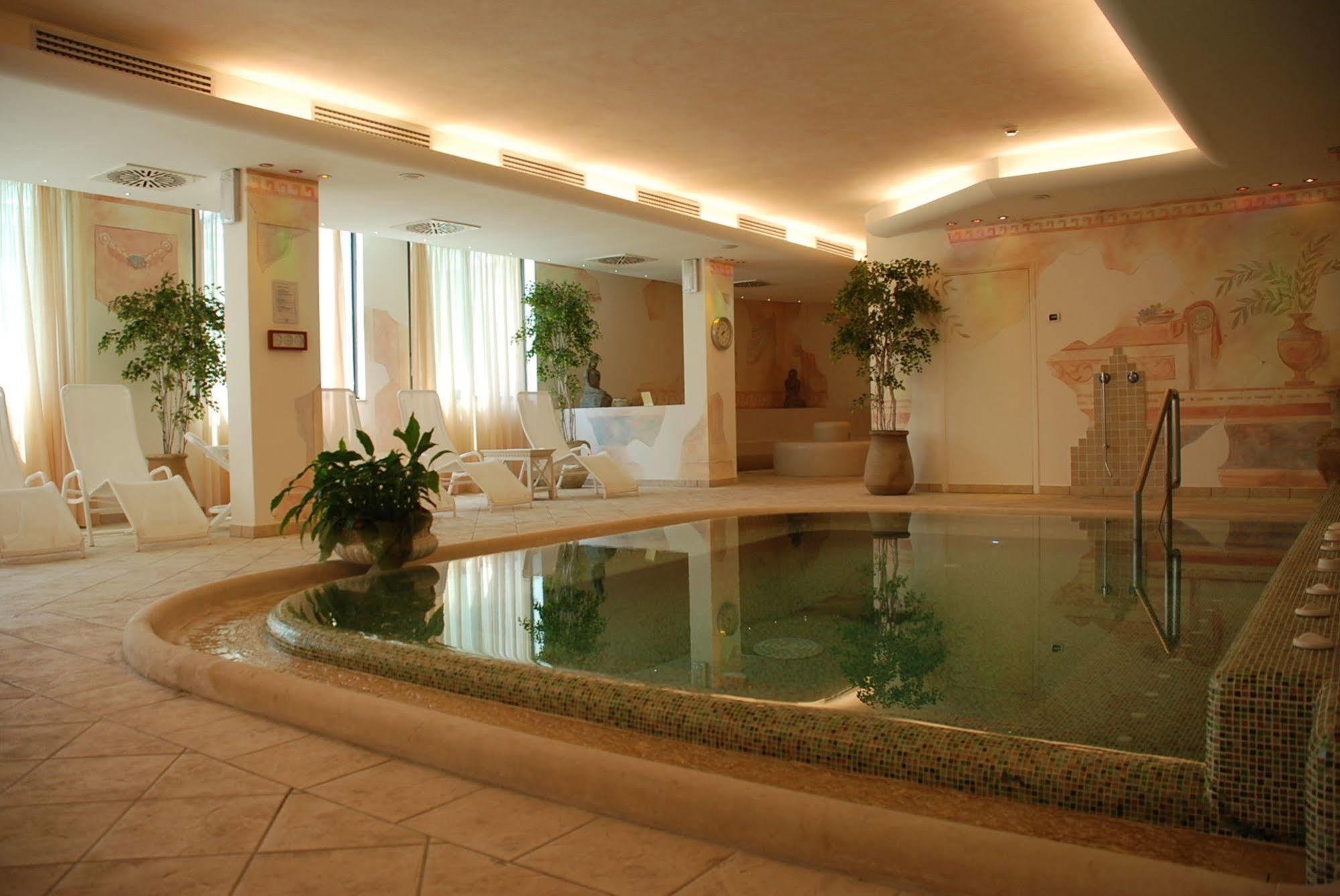 לידו די קאמאיורה Hotel Caesar Residence & Spa מראה חיצוני תמונה